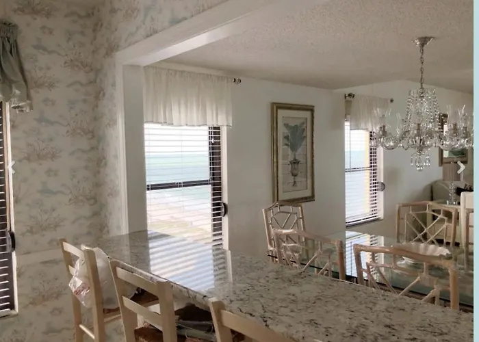 Beautiful Front Gulf Apartment